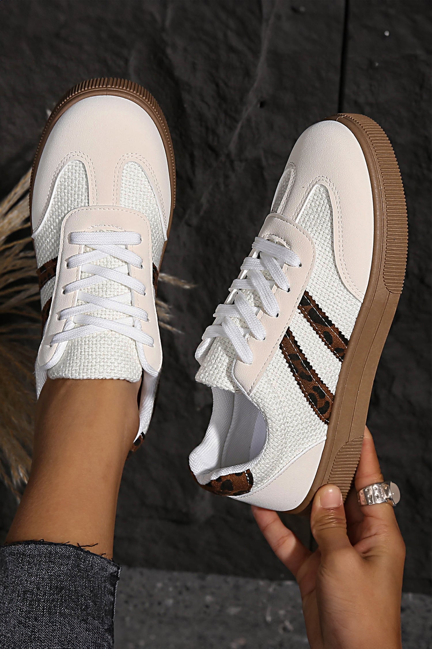 Zapatillas Blancas con Bandas Leopardo