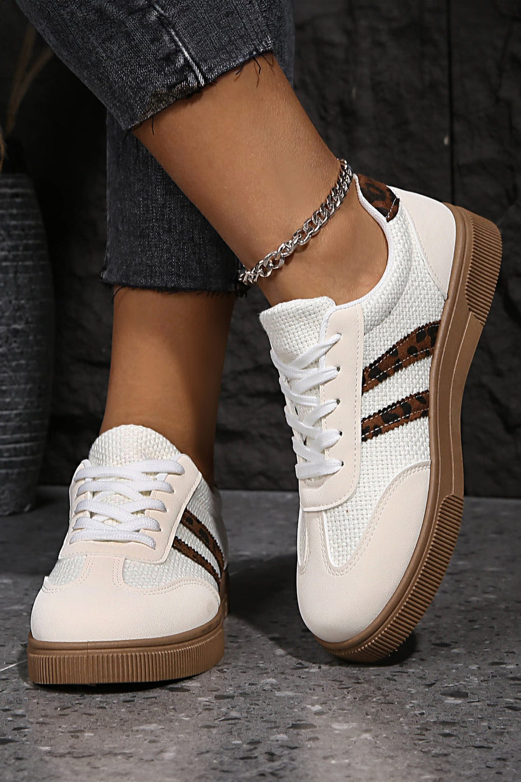 Zapatillas Blancas con Bandas Leopardo