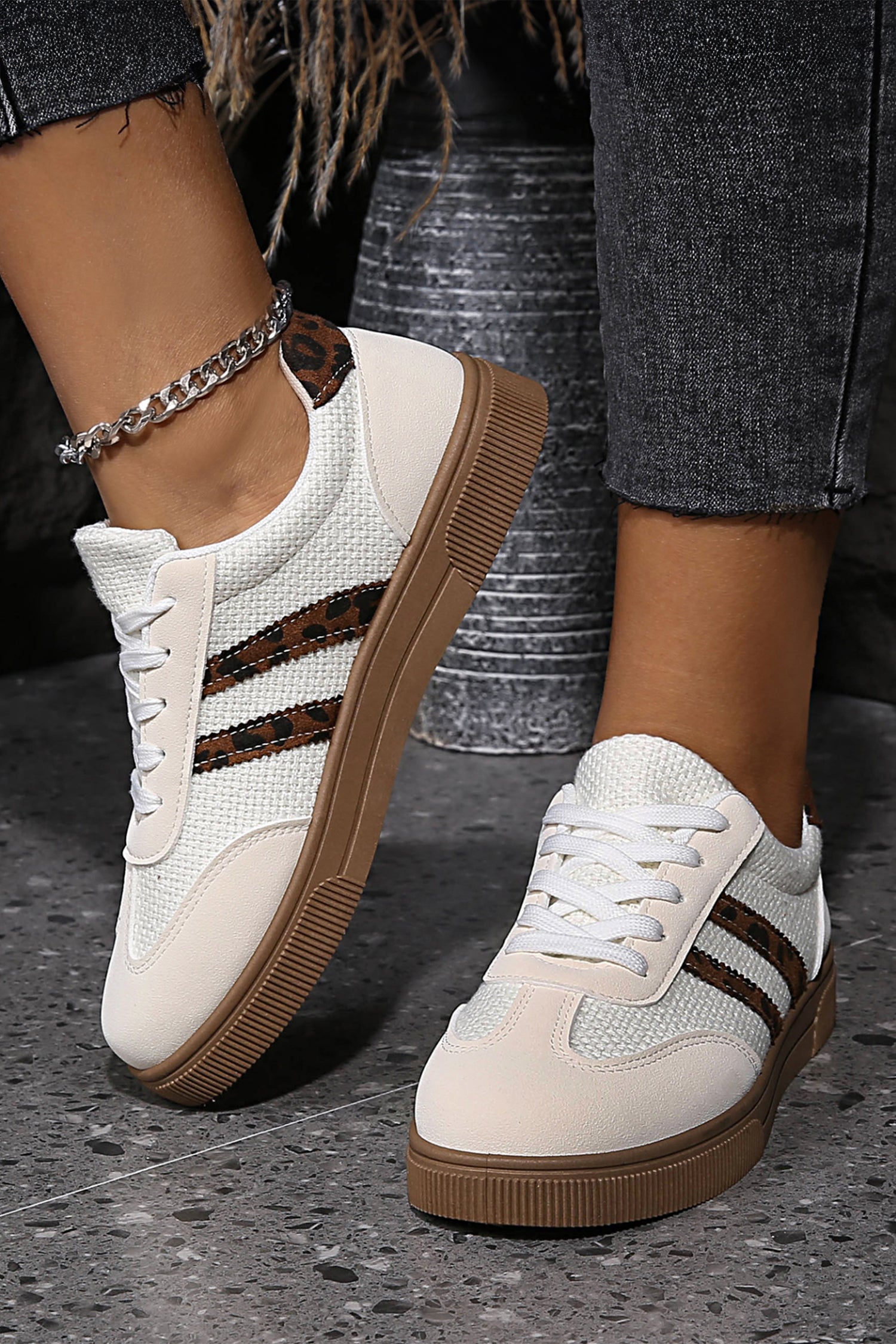 Zapatillas Blancas con Bandas Leopardo