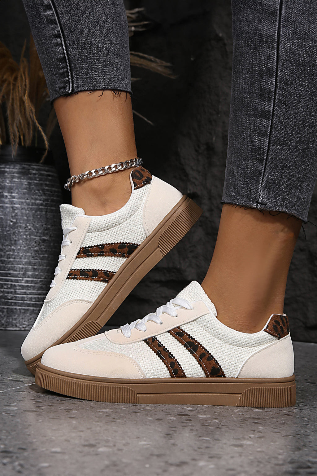 Zapatillas Blancas con Bandas Leopardo