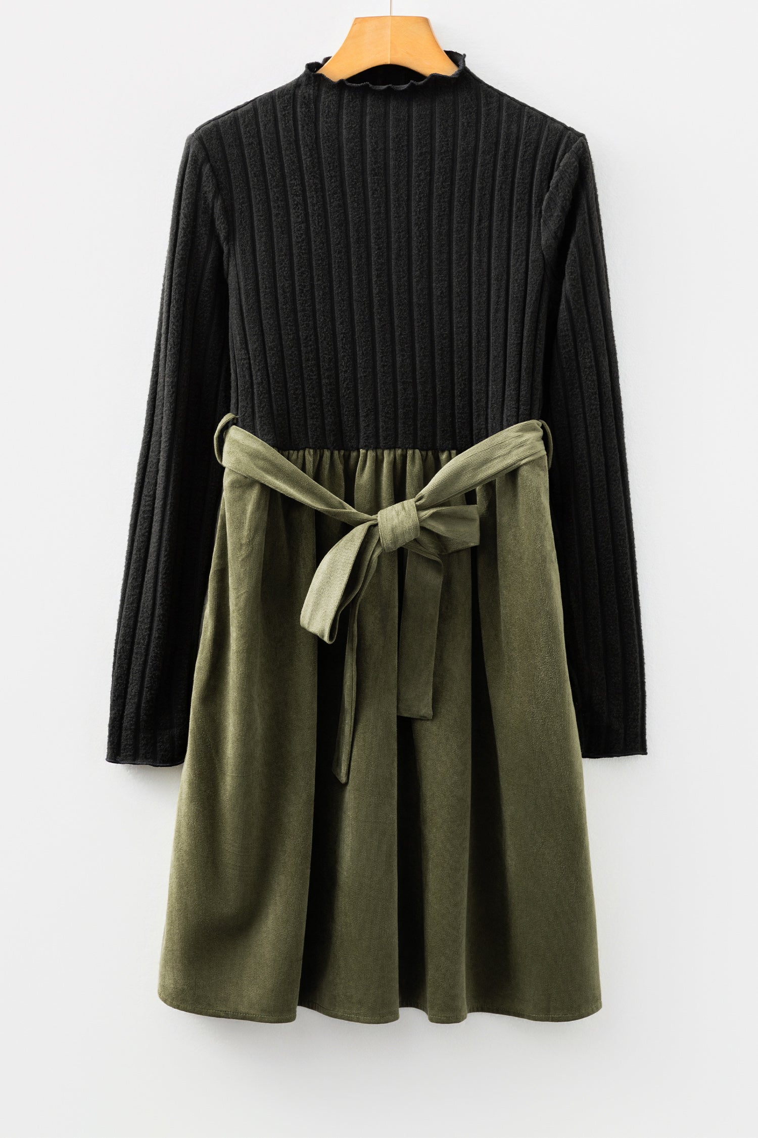 Vestido con Cuerpo Ajustado y Falda Acampanada