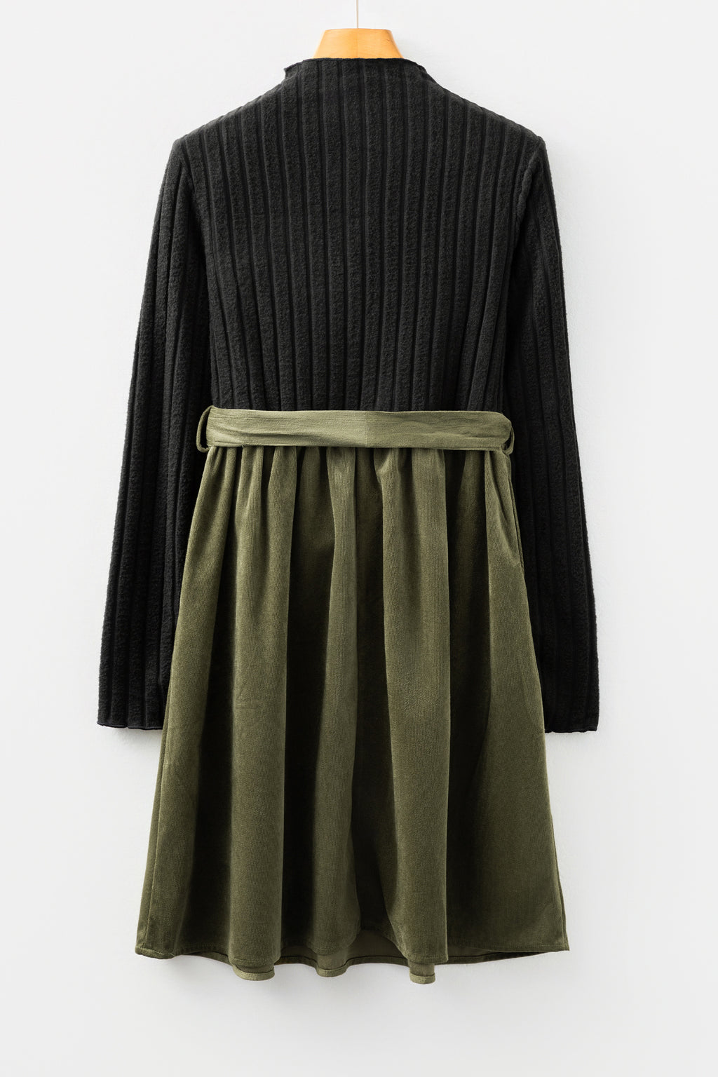 Vestido con Cuerpo Ajustado y Falda Acampanada