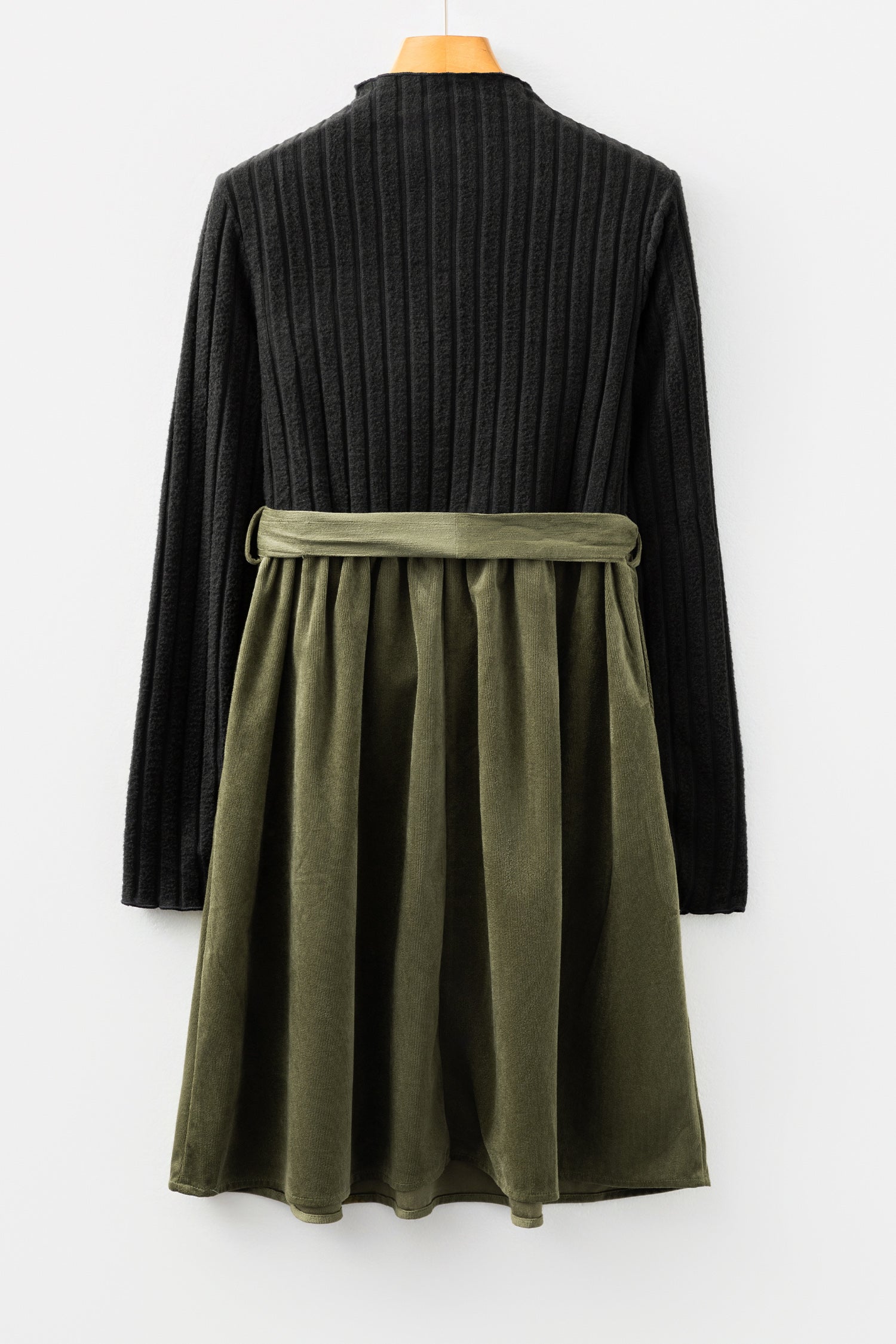 Vestido con Cuerpo Ajustado y Falda Acampanada